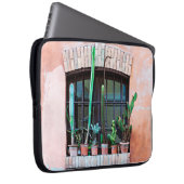 Altes verlassenes Fenster mit einer Gruppe von Kak Laptopschutzhülle (Vorne Rechts)