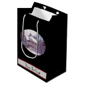 Altes viktorianisches Haus am Weihnachten Mittlere Geschenktüte (Vorderseite Schrägansicht)