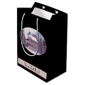 Altes viktorianisches Haus am Weihnachten Mittlere Geschenktüte (Rückseite Schrägansicht)