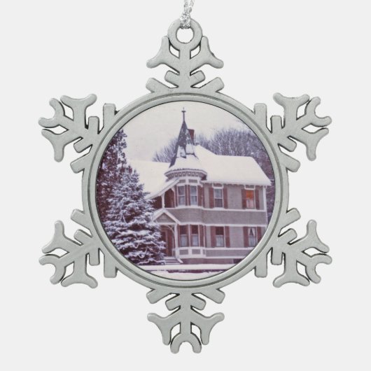 Altes viktorianisches Haus Schneeflocken Zinn-Ornament (Vorderseite)