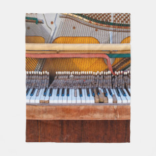 Altes Vintages Klavier mit Deckel abgelegt. A verd Fleecedecke