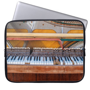 Altes Vintages Klavier mit Deckel abgelegt. A verd Laptopschutzhülle