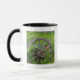 Altes Wagenrad in der historischen alten Goldstadt Tasse