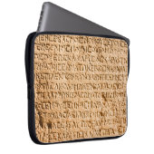Altgriechisch auf Stein gehisst Laptopschutzhülle (Vorne Rechts)