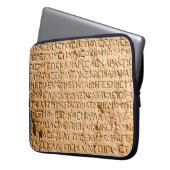 Altgriechisch auf Stein gehisst Laptopschutzhülle (Vorderseite Links)