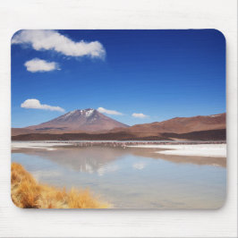 Altiplano Landschaft mit Vulkan in Bolivien Mousepad