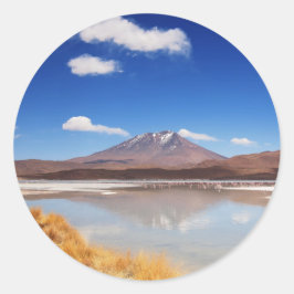 Altiplano Landschaft mit Vulkan in Bolivien Runder Aufkleber