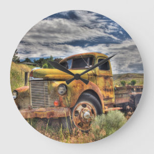 Altlastwagen auf dem Feld verlassen Große Wanduhr