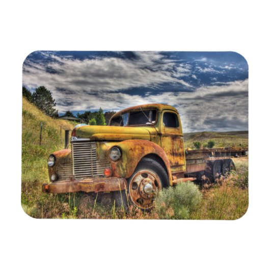 Altlastwagen auf dem Feld verlassen Magnet (Horizontal)