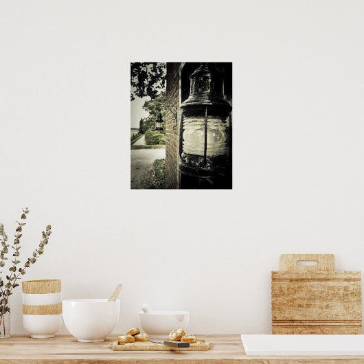 Altmodische Laterne an einer Ziegelmauer Poster (Küche)