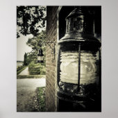 Altmodische Laterne an einer Ziegelmauer Poster (Vorne)