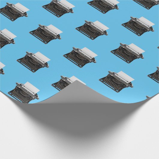 altmodische Schreibmaschine auf aqua Geschenkpapier (Ecke)