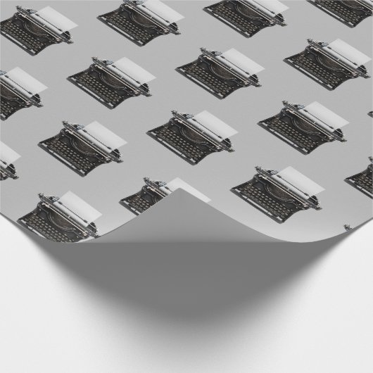 altmodische Schreibmaschine auf grau Geschenkpapier (Ecke)