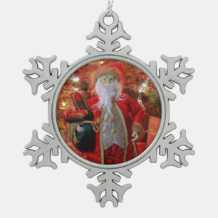 Altmodischer Weihnachtsmann in Nahaufnahme auf ein Schneeflocken Zinn-Ornament