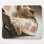 Altmodisches verblasstes Quilt auf einem Sessel Mousepad (Vorne)