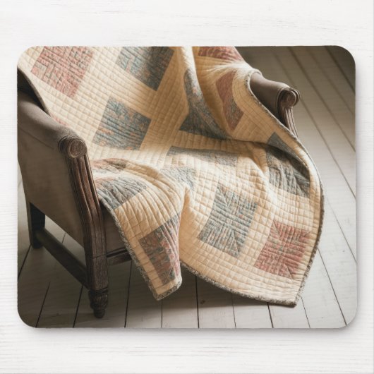 Altmodisches verblasstes Quilt auf einem Sessel Mousepad (Vorne)