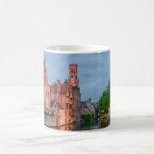 Altstadt und Belfischer Turm am Abend in Brügge Kaffeetasse (Mittel)