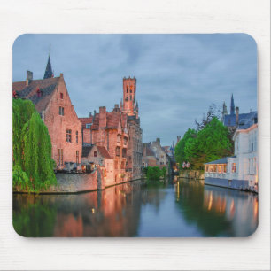 Altstadt und Belfischer Turm am Abend in Brügge Mousepad