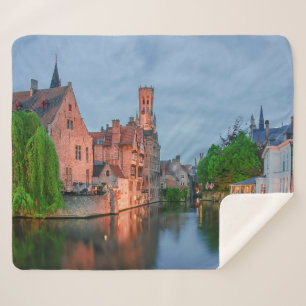 Altstadt und Belfischer Turm am Abend in Brügge Sherpadecke