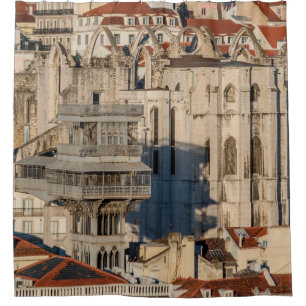 Altstadt von Lissabon mit Aussichtsturm und Kirche Duschvorhang