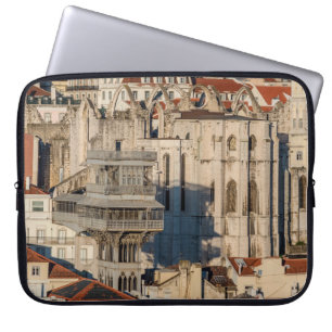 Altstadt von Lissabon mit Aussichtsturm und Kirche Laptopschutzhülle