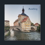 Altstädter Rathaus und Obere Brücke in Bamberg Magnet<br><div class="desc">Dieser Andenkomotor zeigt ein Foto des Rathauses und der Obere Brücke, Bamberg, Bayern, Deutschland, die im Abend aufgenommen wurden. Der Text ist anpassbar oder abnehmbar. Die Magnete machen ein Geschenk, oder ein persönliches Geschenk, um auf Ihrem Kühlschrank oder Aktenschrank zu bleiben. Dieser quadratische Magnet ist 2" x 2" (5cm x...</div>