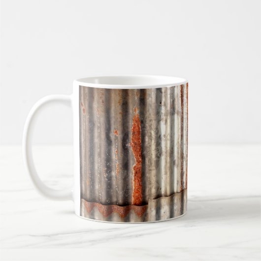 altzine und rostige Wellpappe. Kaffeetasse (Links)