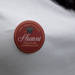 Alumni Maroon Gold High School Individuelle Name T Button<br><div class="desc">Dieser elegante,  kundenspezifische Highschool-Alumni-Knopf weist eine schicke Typografie aus Weiß und Gold unter Ihrem Schulnamen und schließ-Klasse auf. Passen Sie mit Ihrem Abschluss Jahr unter der eleganten Kalligrafie für eine großartige personalisierte Wiedersehen Namensmarke für ein Alumnus-Shirt an.</div>