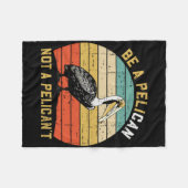 Always Be A Pelican Not A Pelican't - New Funny Pe Fleecedecke (Vorderseite (Horizontal))