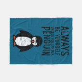 Always Be Yourself Funny Penguin Quote Design Fleecedecke (Vorderseite (Horizontal))