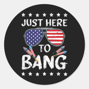 Am 4. Juli bin ich gerade hier, um Usa Bang Flag S Runder Aufkleber