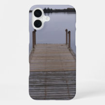 Am Dock in der Bucht sitzen