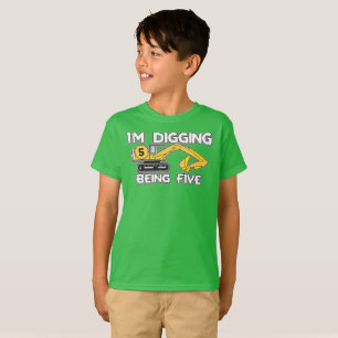 Am fünften Geburtstag des Kindes grabe ich fünf T-Shirt