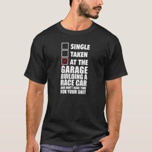 Am Garagen-Gebäude ein Rennenauto T-Shirt