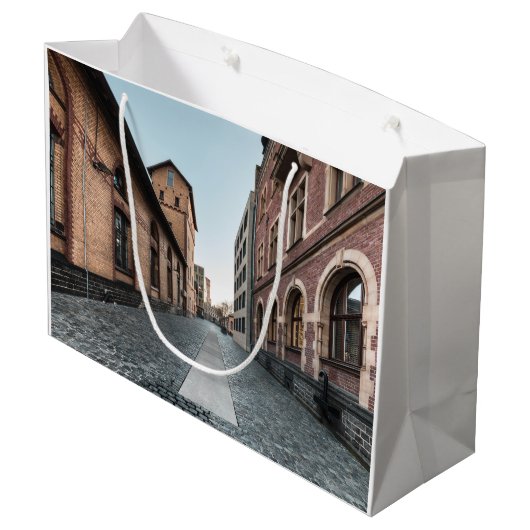 Am Hafenamt Cologne Große Geschenktüte (Rückseite Schrägansicht)