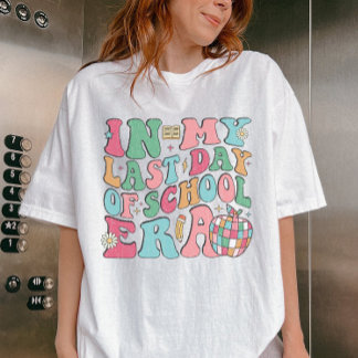 Am letzten Tag der Schulzeit werden Schulen für de T-Shirt