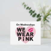 Am Mittwoch tragen wir rosa Funny Valentine Postkarte (Stehend Vorderseite)