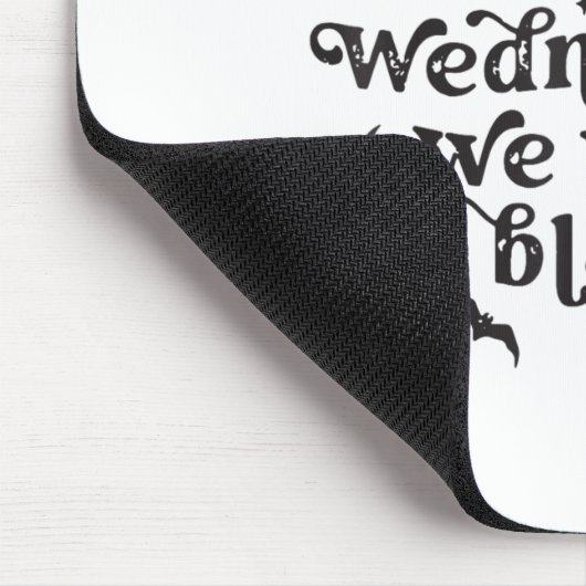 Am Mittwoch tragen wir schwarzes Retro Halloween 1 Mousepad (Ecke)