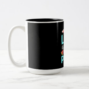 Am Pool ist das Leben besser Zweifarbige Tasse