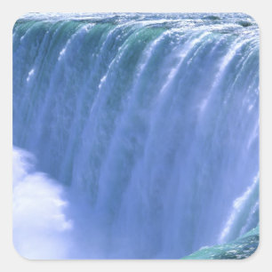 Am Rande der mächtigen Niagara-Fälle, New York Quadratischer Aufkleber