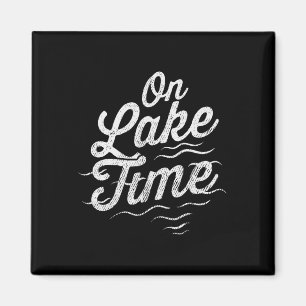 Am See lustige Sommerbootfahrt und Angeln für Magnet