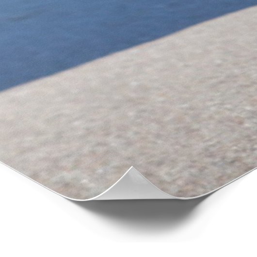 Am Strand Stehender schwarzer Mops Poster (Ecke)