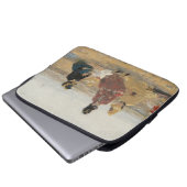 Am Strand Trouville 1887 von Eugene Boudin Laptopschutzhülle (Vorne Knopf)