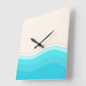 Am Strand windet sich eine Meereswelle. Quadratische Wanduhr (Winkel)