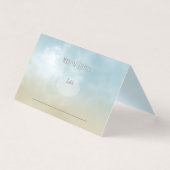 Am Ufer des Ozeans sitzen die Gäste am Tisch (Vorderseite)