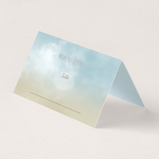 Am Ufer des Ozeans sitzen die Gäste am Tisch (Vorderseite)