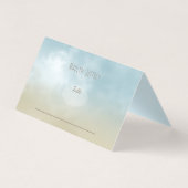 Am Ufer des Ozeans sitzen die Gäste am Tisch (Rückseite)