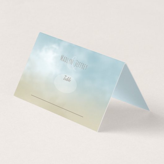 Am Ufer des Ozeans sitzen die Gäste am Tisch (Rückseite)