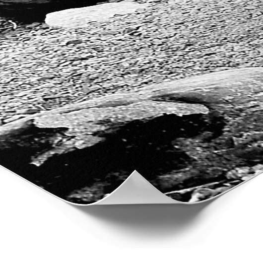 Am Ufer von Loch Ness mit dem Monster Poster (Ecke)