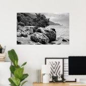 Am Ufer von Loch Ness mit dem Monster Poster (Heimbüro)